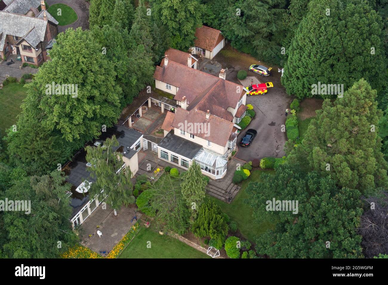 Kenilworth Road, Coventry, Regno Unito. 30 giugno 2021. La polizia e i vigili del fuoco del West Midlands si trovano in una grande proprietà indipendente su Kenilworth Road in una delle zone più esclusive di Coventry dopo che un uomo e una donna sono stati trovati morti nella residenza. I detective hanno iniziato un'indagine ieri pomeriggio nella casa indipendente con 5 camere da letto e 5 bagni che ospita anche 4 sale di ricevimento e una piscina interna. Fig. Per credito: Interrompi stampa Media/Alamy Live News Foto Stock