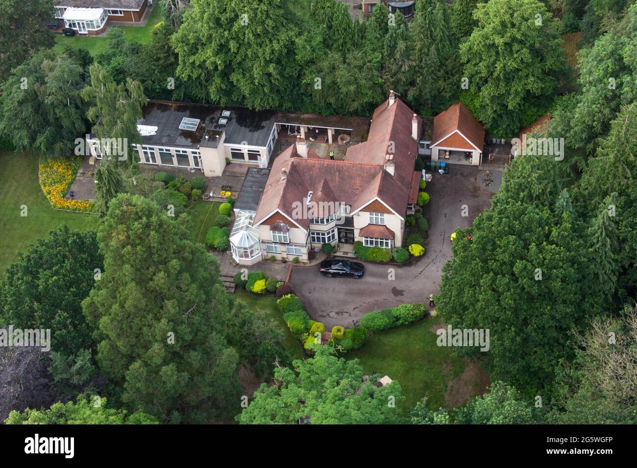 Kenilworth Road, Coventry, Regno Unito. 30 giugno 2021. La polizia e i vigili del fuoco del West Midlands si trovano in una grande proprietà indipendente su Kenilworth Road in una delle zone più esclusive di Coventry dopo che un uomo e una donna sono stati trovati morti nella residenza. I detective hanno iniziato un'indagine ieri pomeriggio nella casa indipendente con 5 camere da letto e 5 bagni che ospita anche 4 sale di ricevimento e una piscina interna. Fig. Per credito: Interrompi stampa Media/Alamy Live News Foto Stock