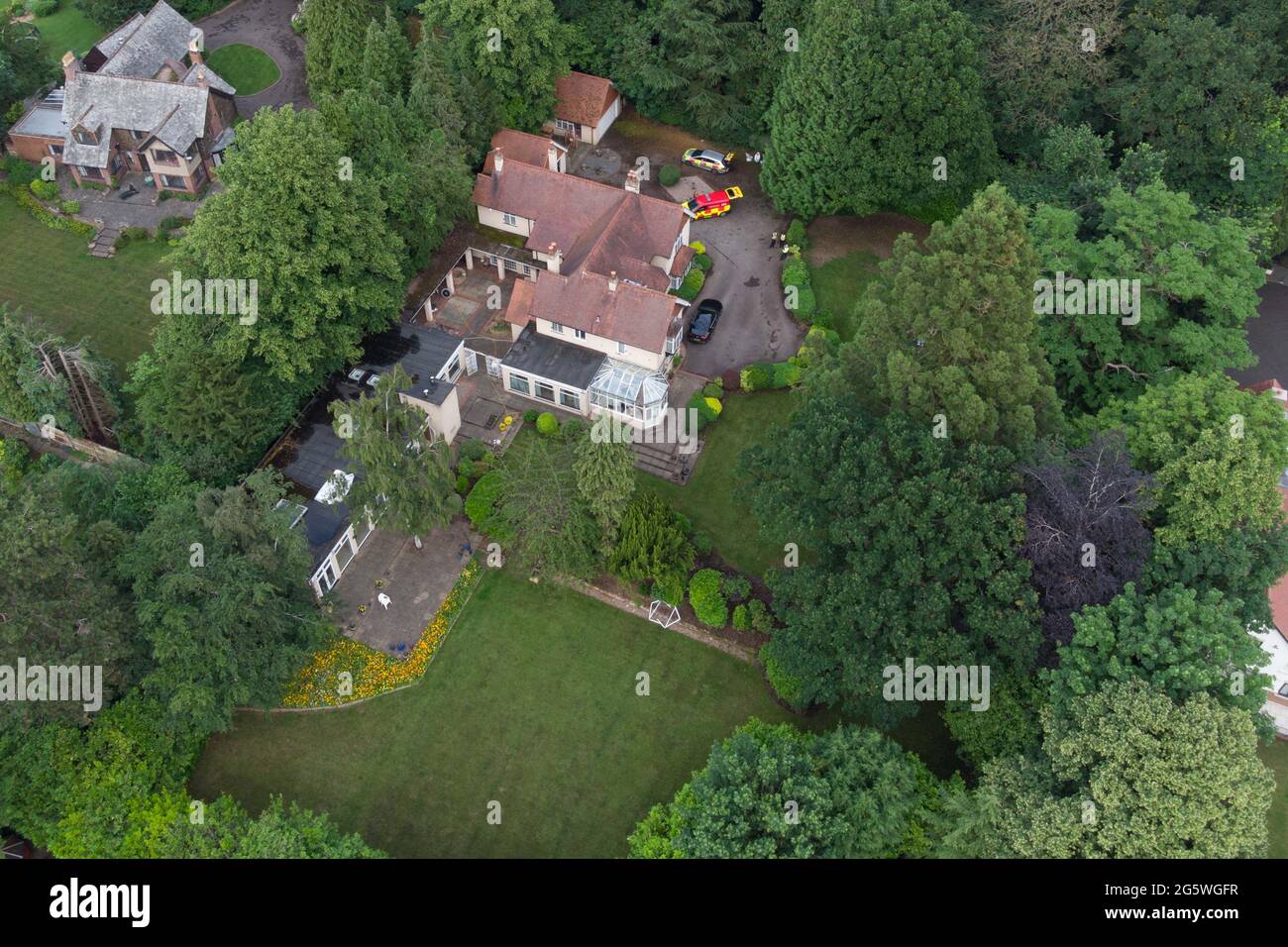 Kenilworth Road, Coventry, Regno Unito. 30 giugno 2021. La polizia e i vigili del fuoco del West Midlands si trovano in una grande proprietà indipendente su Kenilworth Road in una delle zone più esclusive di Coventry dopo che un uomo e una donna sono stati trovati morti nella residenza. I detective hanno iniziato un'indagine ieri pomeriggio nella casa indipendente con 5 camere da letto e 5 bagni che ospita anche 4 sale di ricevimento e una piscina interna. Fig. Per credito: Interrompi stampa Media/Alamy Live News Foto Stock