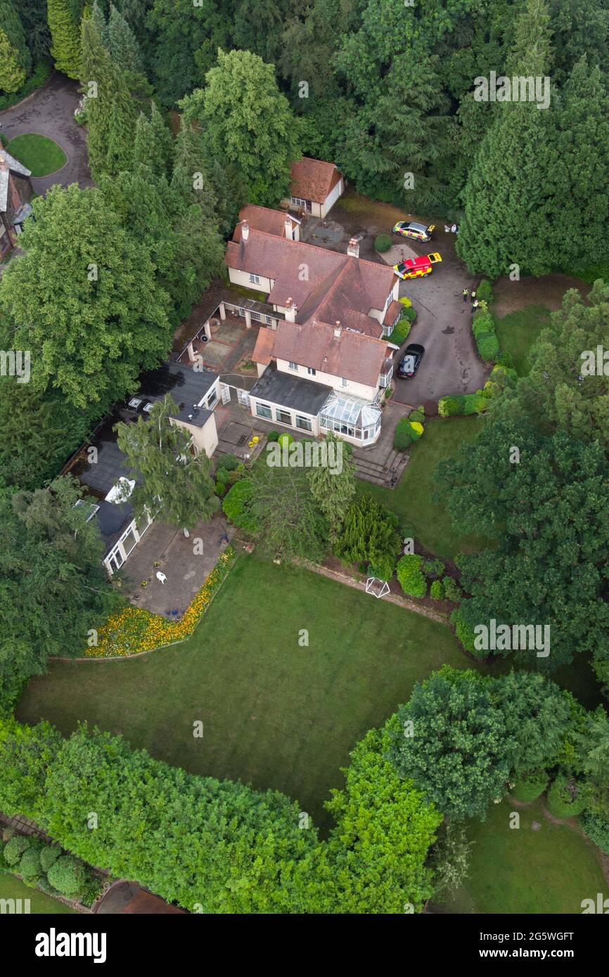 Kenilworth Road, Coventry, Regno Unito. 30 giugno 2021. La polizia e i vigili del fuoco del West Midlands si trovano in una grande proprietà indipendente su Kenilworth Road in una delle zone più esclusive di Coventry dopo che un uomo e una donna sono stati trovati morti nella residenza. I detective hanno iniziato un'indagine ieri pomeriggio nella casa indipendente con 5 camere da letto e 5 bagni che ospita anche 4 sale di ricevimento e una piscina interna. Fig. Per credito: Interrompi stampa Media/Alamy Live News Foto Stock