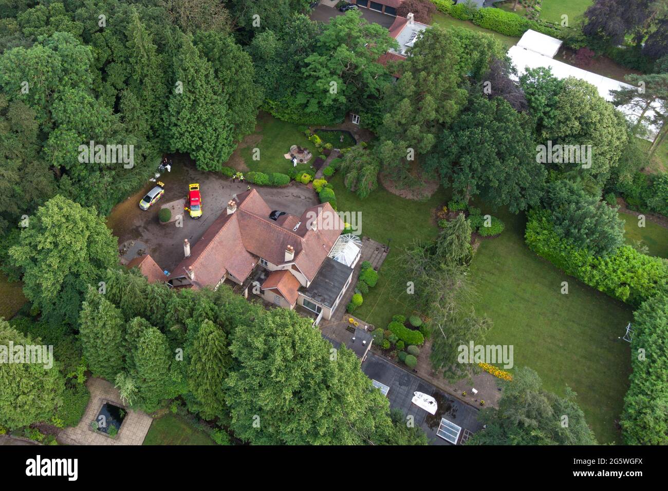 Kenilworth Road, Coventry, Regno Unito. 30 giugno 2021. La polizia e i vigili del fuoco del West Midlands si trovano in una grande proprietà indipendente su Kenilworth Road in una delle zone più esclusive di Coventry dopo che un uomo e una donna sono stati trovati morti nella residenza. I detective hanno iniziato un'indagine ieri pomeriggio nella casa indipendente con 5 camere da letto e 5 bagni che ospita anche 4 sale di ricevimento e una piscina interna. Fig. Per credito: Stop Press Media/Alamy Live News Foto Stock
