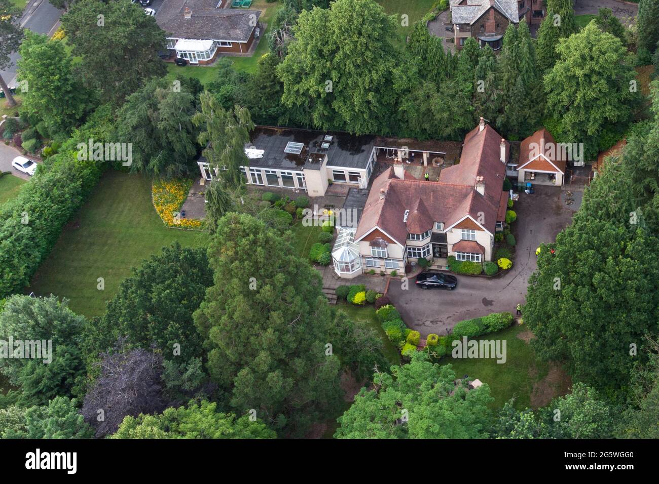 Kenilworth Road, Coventry, Regno Unito. 30 giugno 2021. La polizia e i vigili del fuoco del West Midlands si trovano in una grande proprietà indipendente su Kenilworth Road in una delle zone più esclusive di Coventry dopo che un uomo e una donna sono stati trovati morti nella residenza. I detective hanno iniziato un'indagine ieri pomeriggio nella casa indipendente con 5 camere da letto e 5 bagni che ospita anche 4 sale di ricevimento e una piscina interna. Fig. Per credito: Interrompi stampa Media/Alamy Live News Foto Stock