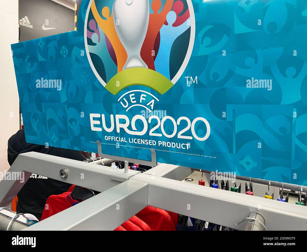 LONDRA, UK - Giugno 2021: Logo per la UEFA euro 2020 in un negozio di articoli sportivi Foto Stock