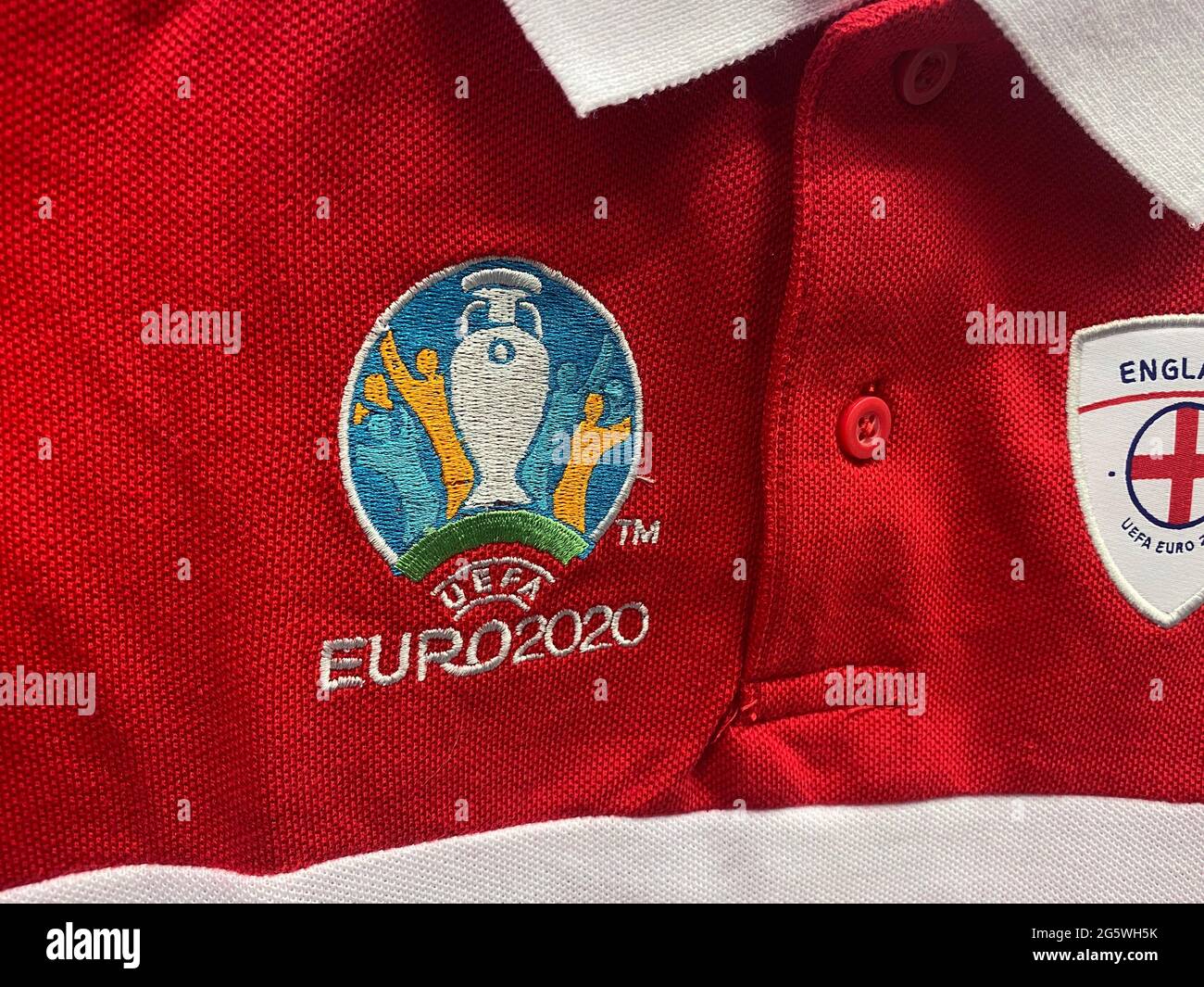 LONDRA, Regno Unito - Giugno 2021: Logo per la UEFA euro 2020 su una maglia in Inghilterra Foto Stock