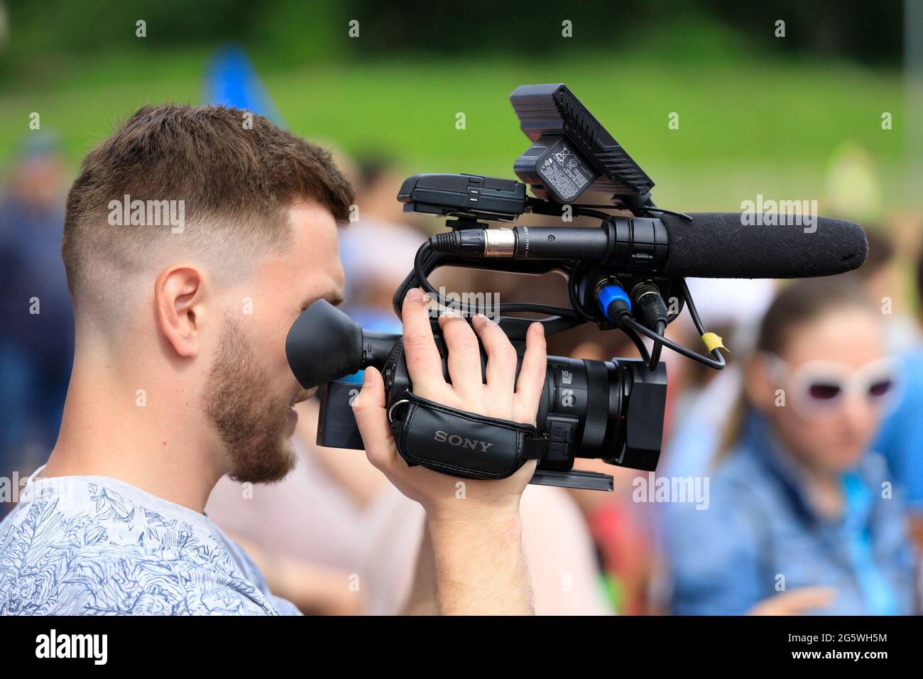 Russia. Il videografo di Vyborg 06.06.2021 Man scatta su un evento con videocamera. Foto di alta qualità Foto Stock