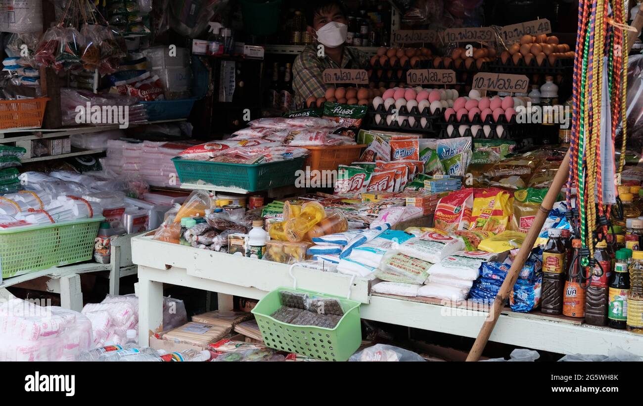 Uomo che indossa maschera che tende tutti i giorni Casa oggetti varietà negozio Klong Toey mercato all'ingrosso mercato umido Bangkok Thailandia Foto Stock