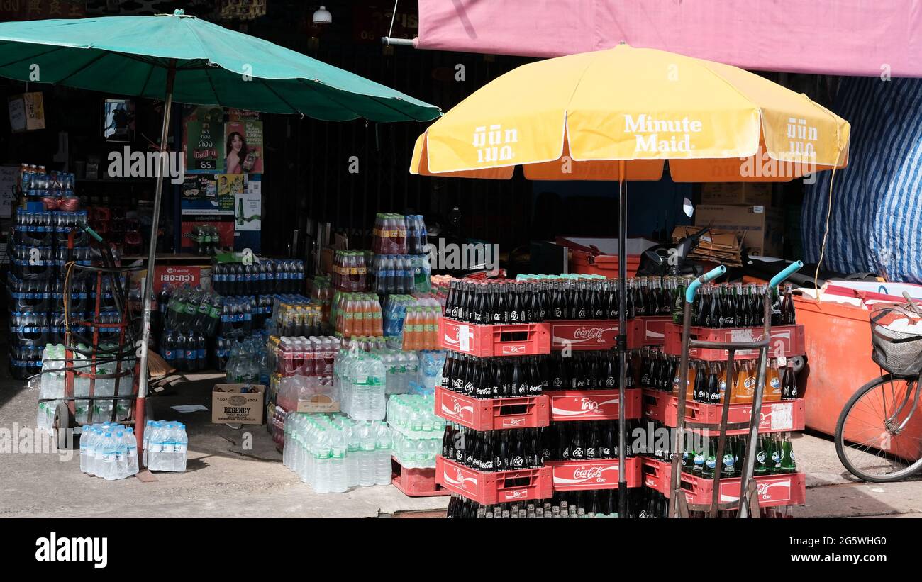 Bevande analcoliche bottiglie d'acqua Klong Toey Market Wholesale Wet Market Bangkok Thailandia il più grande centro di distribuzione di cibo nel sud-est asiatico Foto Stock