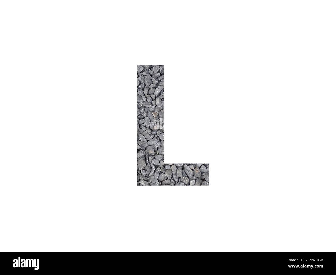 Lettera L dell'alfabeto fatto con ghiaia grigia isolata su sfondo bianco Foto Stock