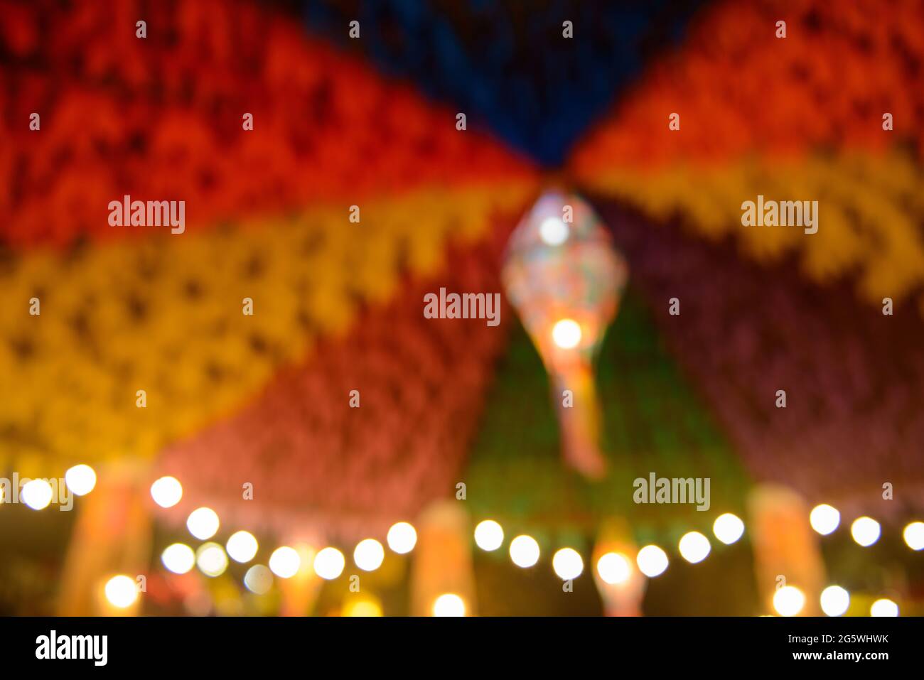 Bandiere colorate e palloncino decorativo per la festa São João, che si svolge nel mese di giugno nel nord-est del Brasile. Sfocato per lo sfondo. Foto Stock