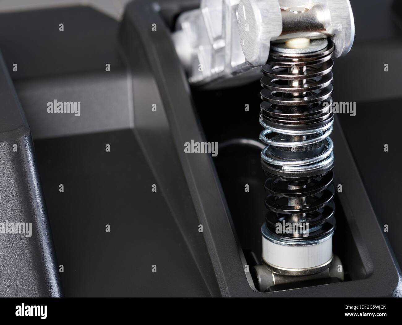 Molla in metallo per vista ravvicinata macro di assorbimento Foto Stock