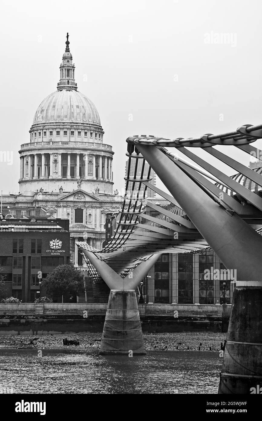Il ponte sospeso ondeggiante con la Cattedrale di San paolo sullo sfondo Foto Stock