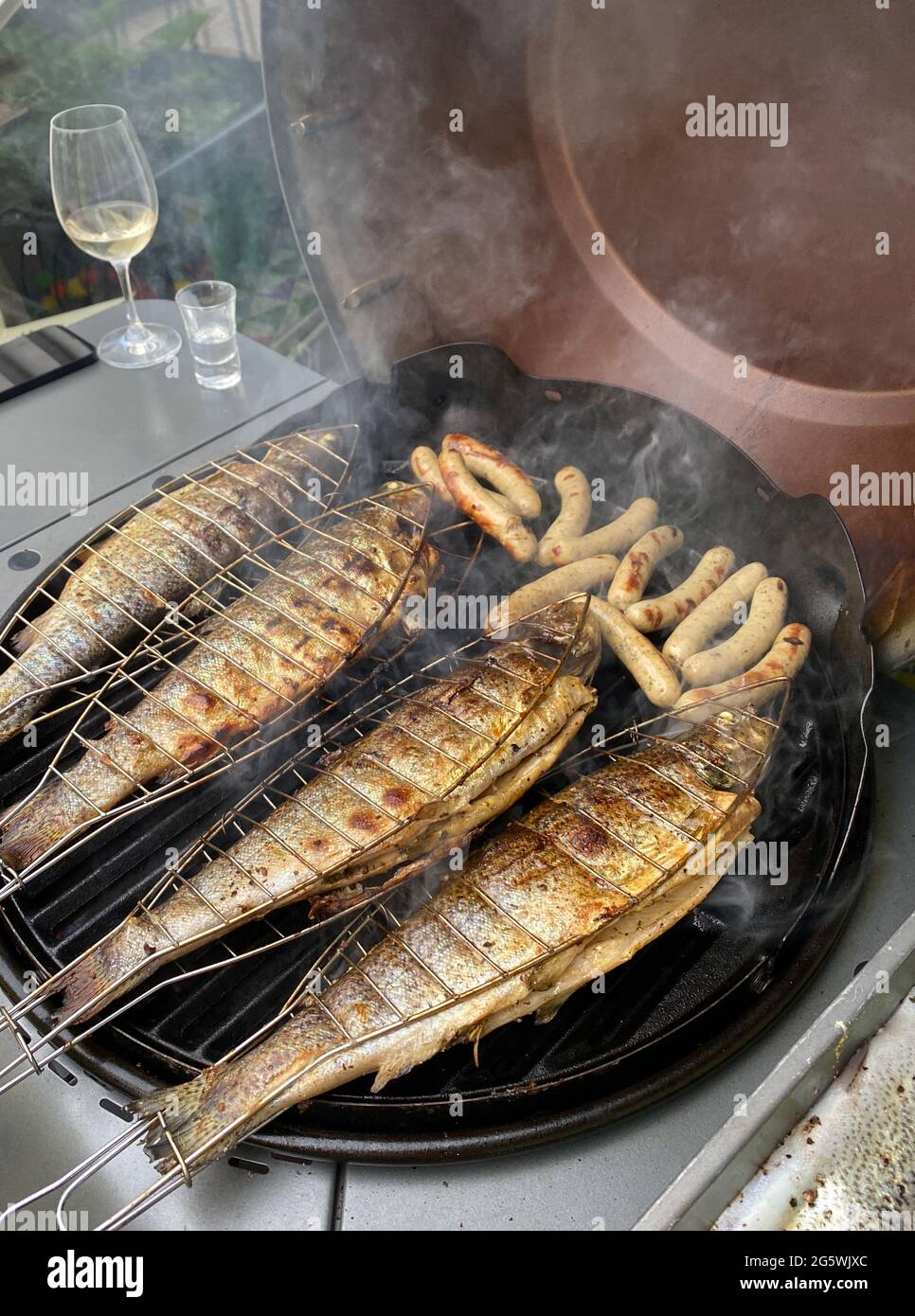 Trota intera sulla griglia di casa. Foto Stock