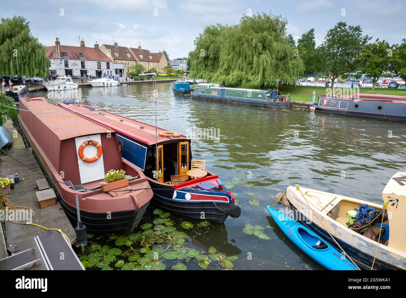 Barche strette ormeggiate sul fiume Great Ouse a Ely Cambridgeshire UK in estate Foto Stock