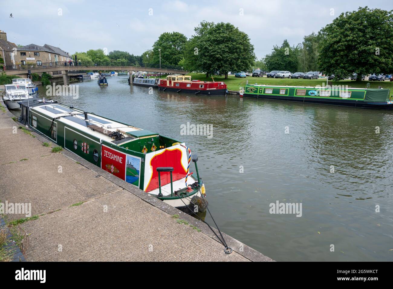 Barche strette ormeggiate sul fiume Great Ouse a Ely Cambridgeshire UK in estate Foto Stock