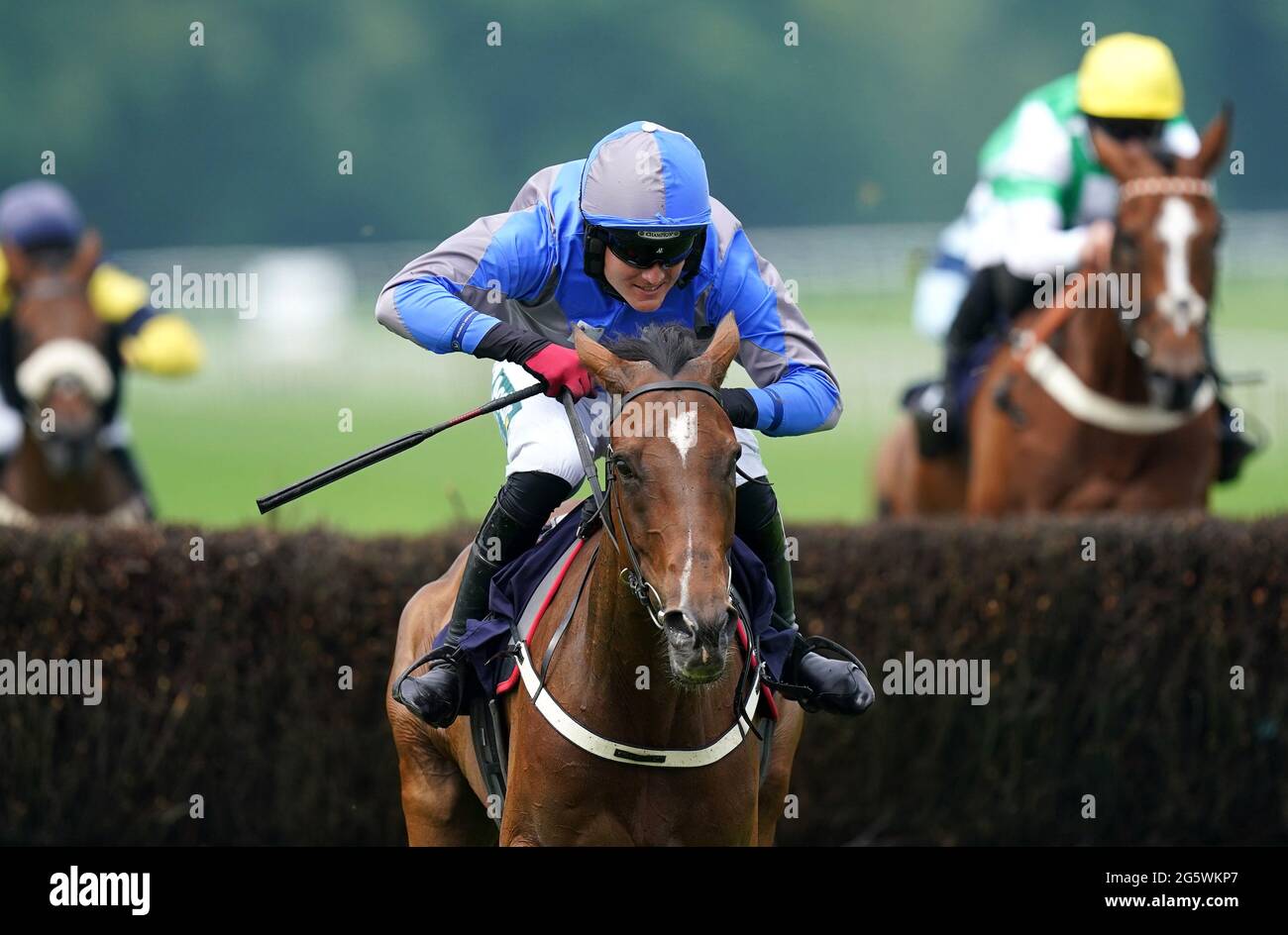 Tom Bellamy cavalcando Caro De Flos (al centro) sulla loro strada per vincere il seguito alle gare su Twitter handicap Chase al Worcester Racecourse, Worcester. Data immagine: Mercoledì 30 giugno 2021. Foto Stock