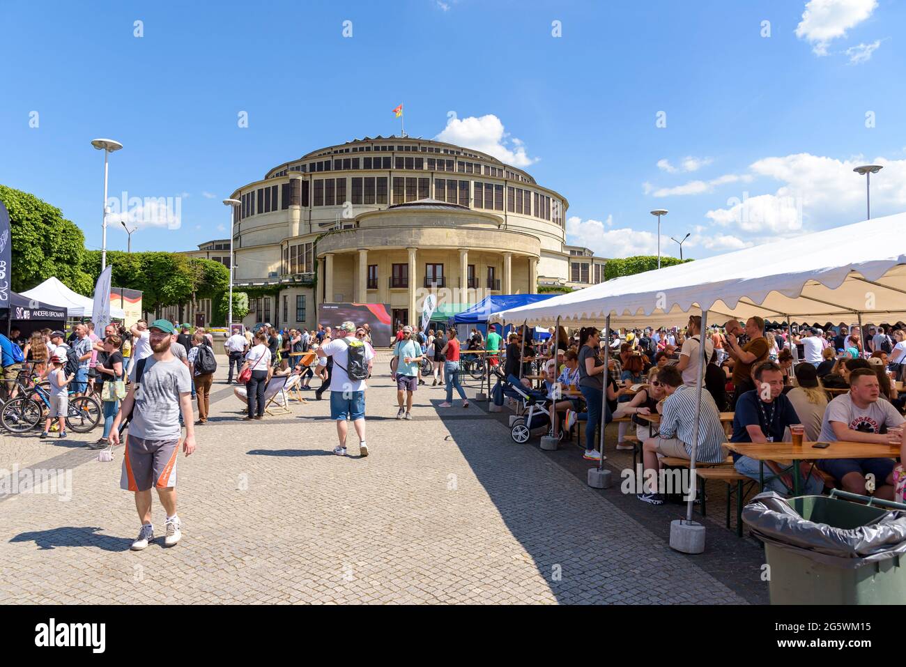 Wartlaw, Polonia - 6 giugno 2021: La gente mangia nella zona di camion di cibo davanti alla Sala Centennial Foto Stock