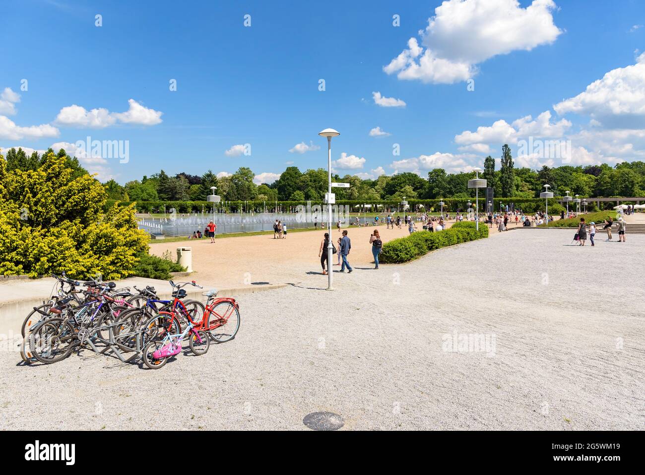 Wartlaw, Polonia - 6 giugno 2021: I turisti guardano lo spettacolo a Pergola - Wroclaw Multimedia Fountain Foto Stock