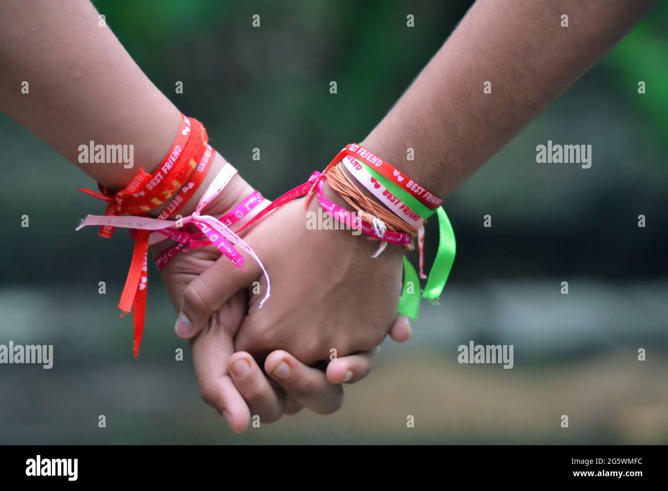 I migliori amici che tengono le mani/amici per sempre/giorno felice di amicizia Foto Stock