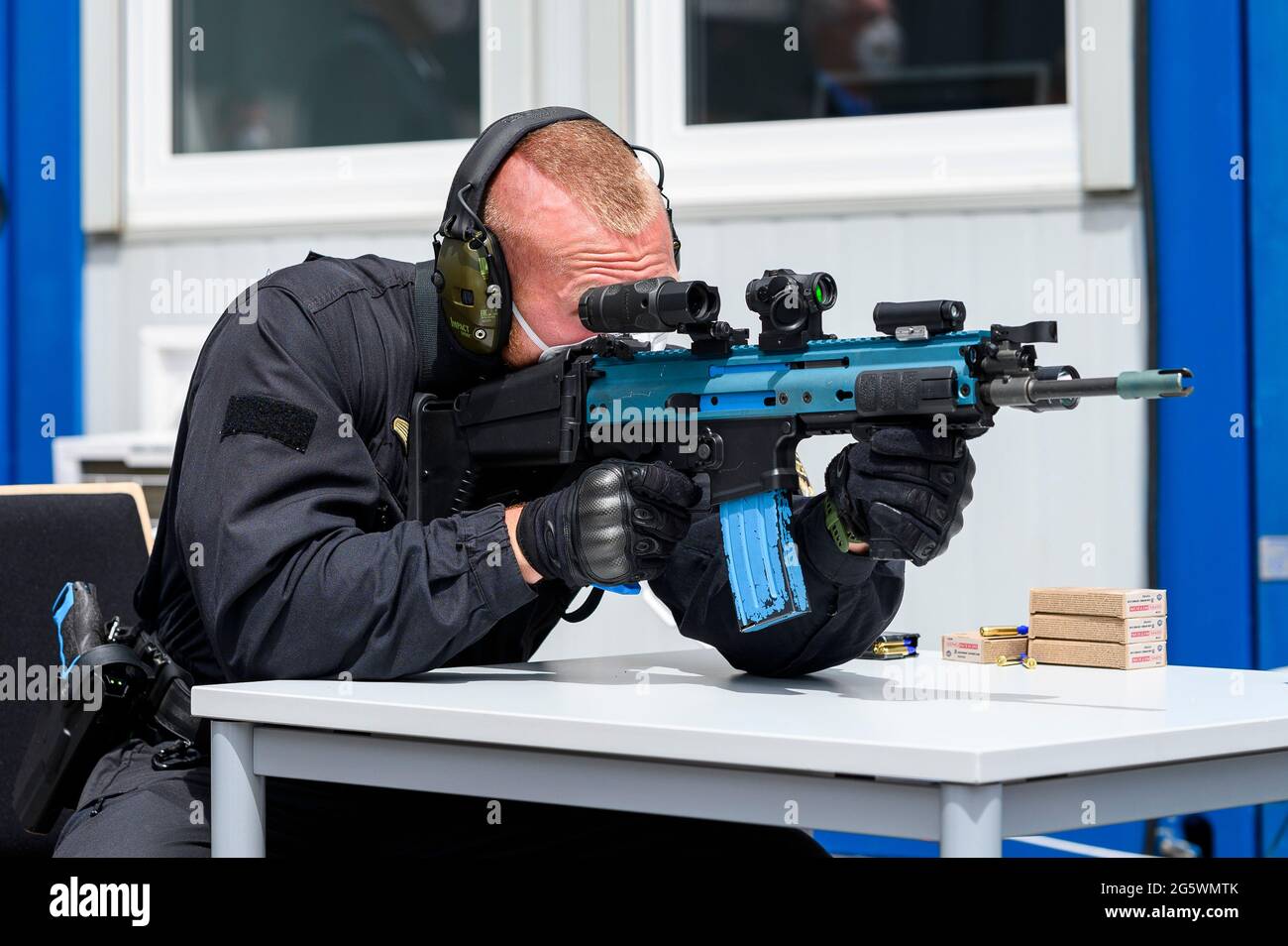 Norimberga, Germania. 30 giugno 2021. Un poliziotto dimostra il nuovo  sistema di addestramento laser fissato alla parte anteriore del fucile. I  fucili di addestramento della polizia dotati del nuovo modulo laser  dovrebbero