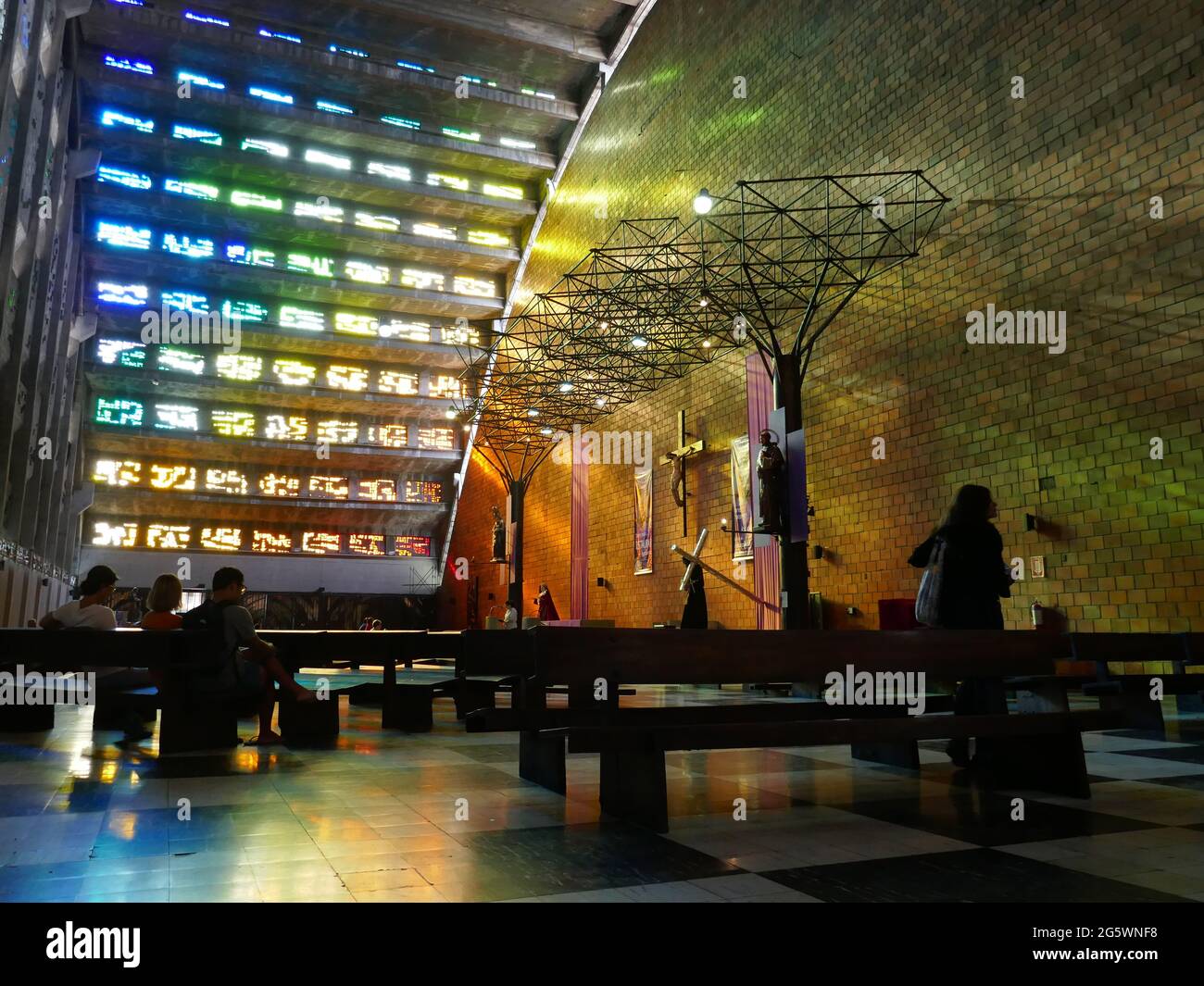 Luce attraverso le vetrate della chiesa di El Rosario, San Salvador Foto Stock