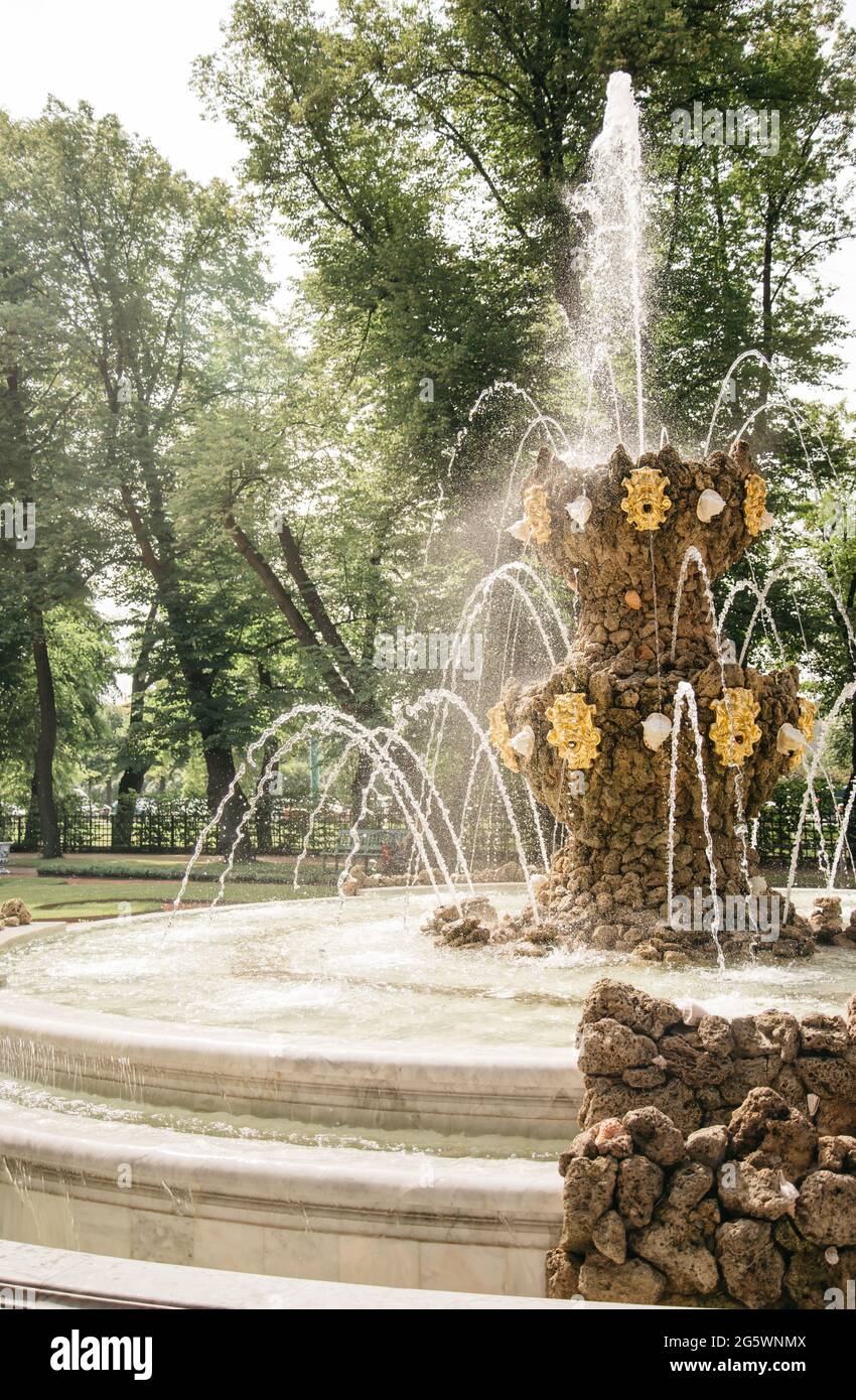 La Fontana 'Corona' nel 'Giardino dei Mummer' in una soleggiata giornata estiva senza persone. Foto Stock
