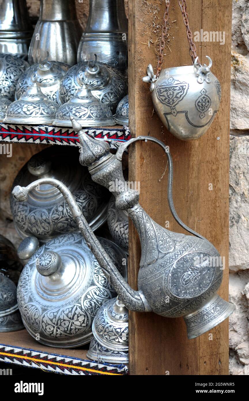 TURCHIA. CAPPADOCIA. GOREME. ARTIGIANATO. NEGOZIO DI COPPER WORK E PIATTI FATTI IN CAPPADOCIA. Foto Stock