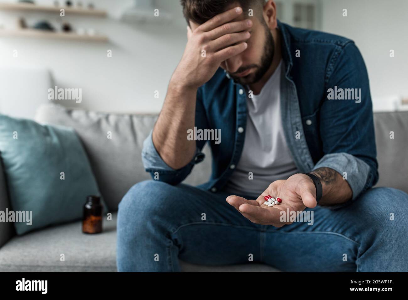 Suicidio, problemi di salute, depressione e malessere sensazione. Dolore, profondo infelice Foto Stock