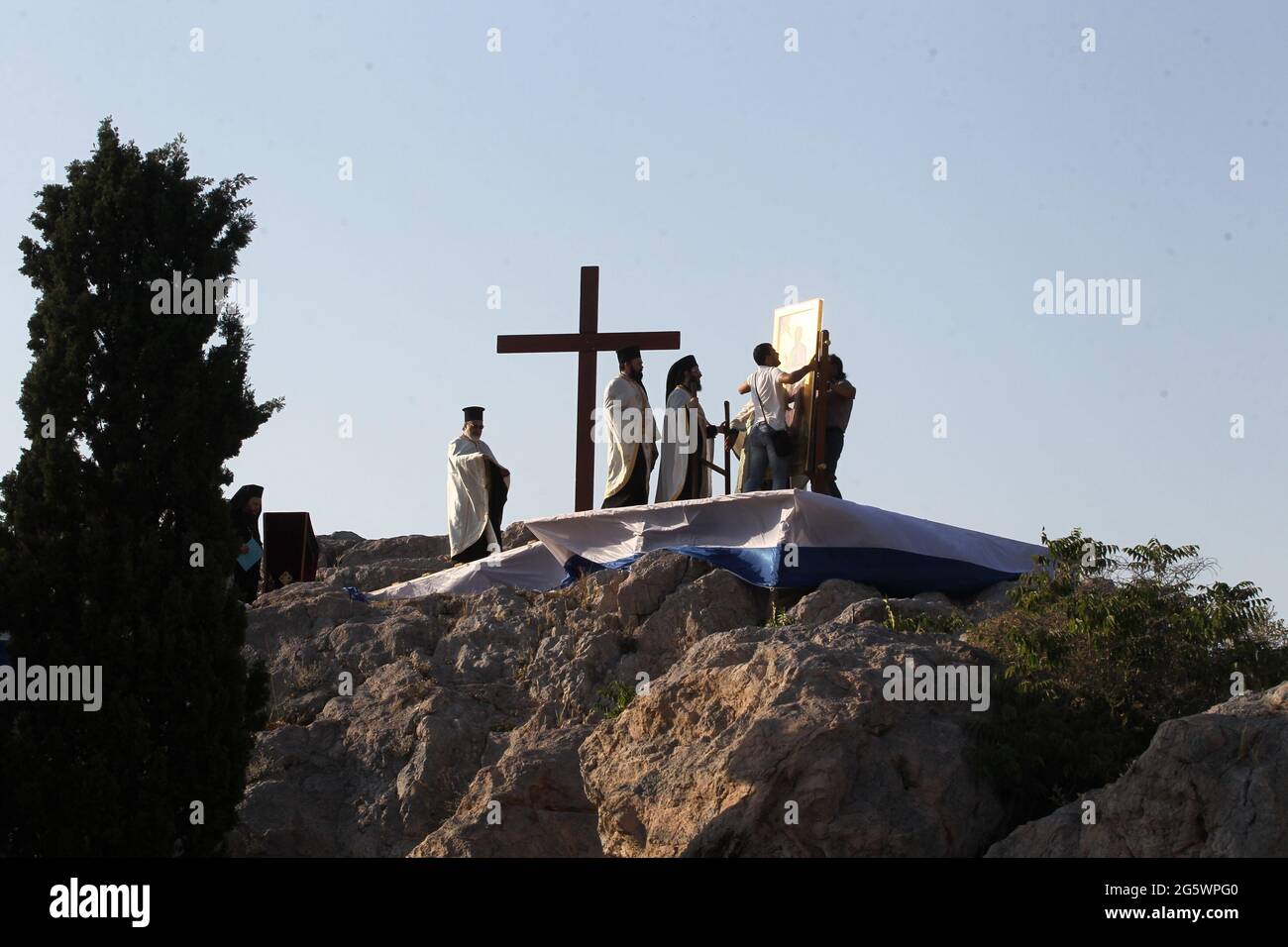 La chiesa greca officiates al servizio sotto l'Acropoli dove l'apostolo Paolo ha dato il sermone di Areopago Foto Stock