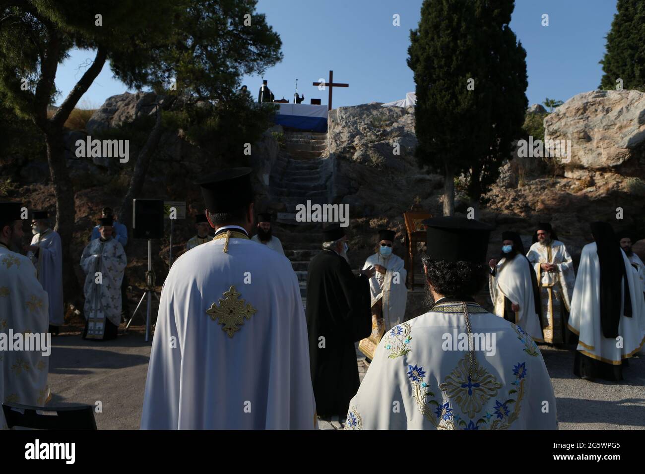La chiesa greca officiates al servizio sotto l'Acropoli dove l'apostolo Paolo ha dato il sermone di Areopago Foto Stock