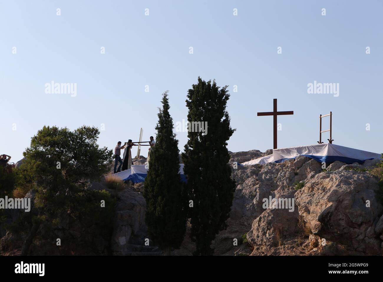 La chiesa greca officiates al servizio sotto l'Acropoli dove l'apostolo Paolo ha dato il sermone di Areopago Foto Stock