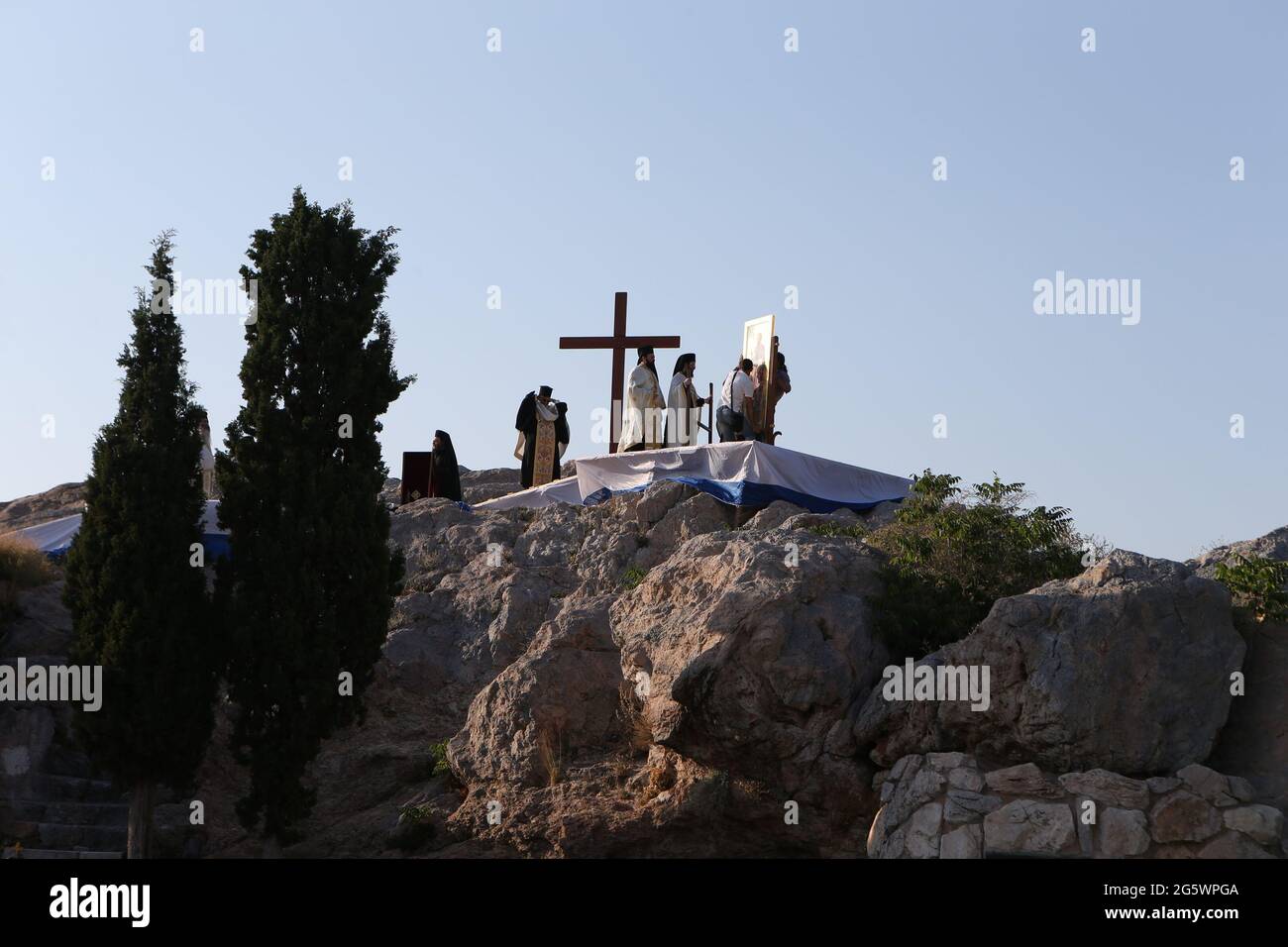 La chiesa greca officiates al servizio sotto l'Acropoli dove l'apostolo Paolo ha dato il sermone di Areopago Foto Stock
