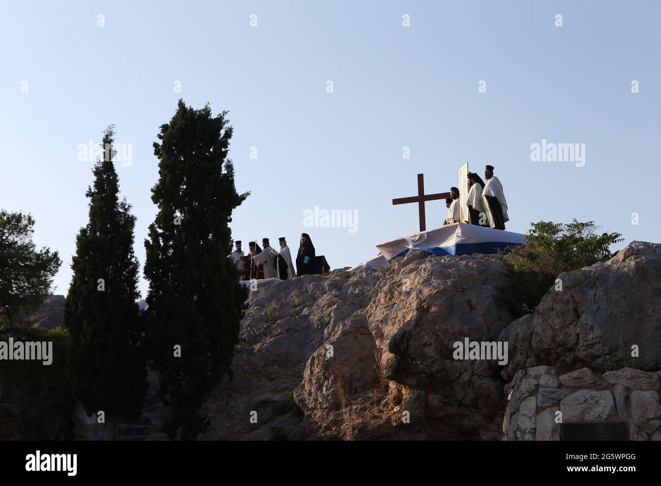 La chiesa greca officiates al servizio sotto l'Acropoli dove l'apostolo Paolo ha dato il sermone di Areopago Foto Stock