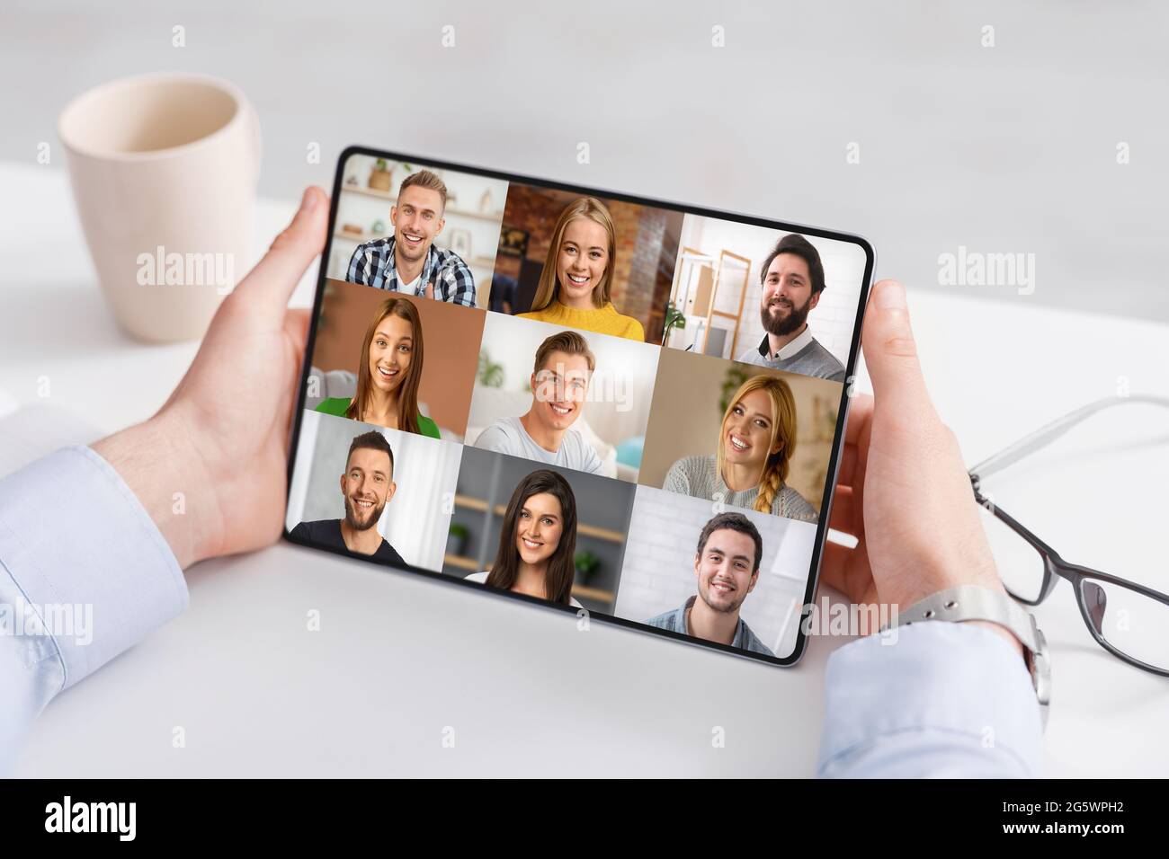 Riunione remota. Uomo d'affari irriconoscibile che ha una conferenza online con i colleghi, Collage Foto Stock