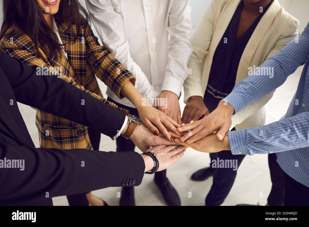 Gruppo di lavoro di affari diverso che lavora freelance le mani maschili e femminili insieme Foto Stock