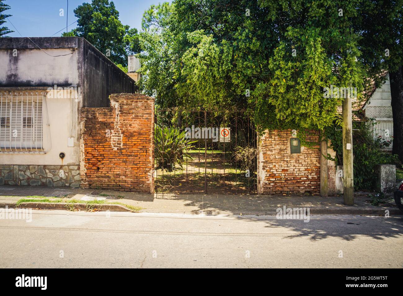 Città vecchia abbandonata Muro a San Antonio de Areco, Provincia di Buenos Aires, Argentina Foto Stock