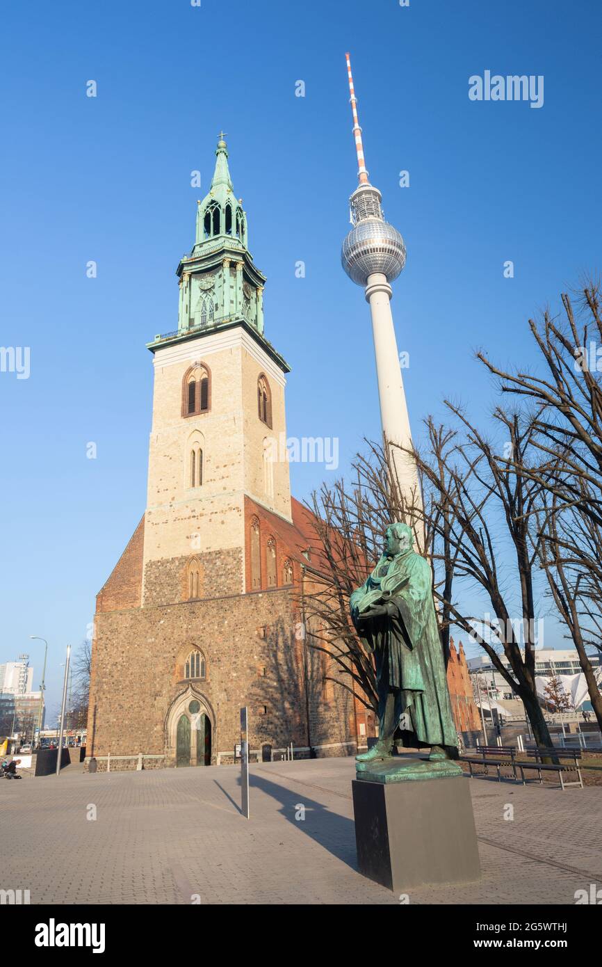 Berlino, Germania - Febbraio 13, 2017: le staue di reformator Martin Lutero di fronte Marienkirche chiesa da Paul Martin Otto e Robert Toberenth ( Foto Stock