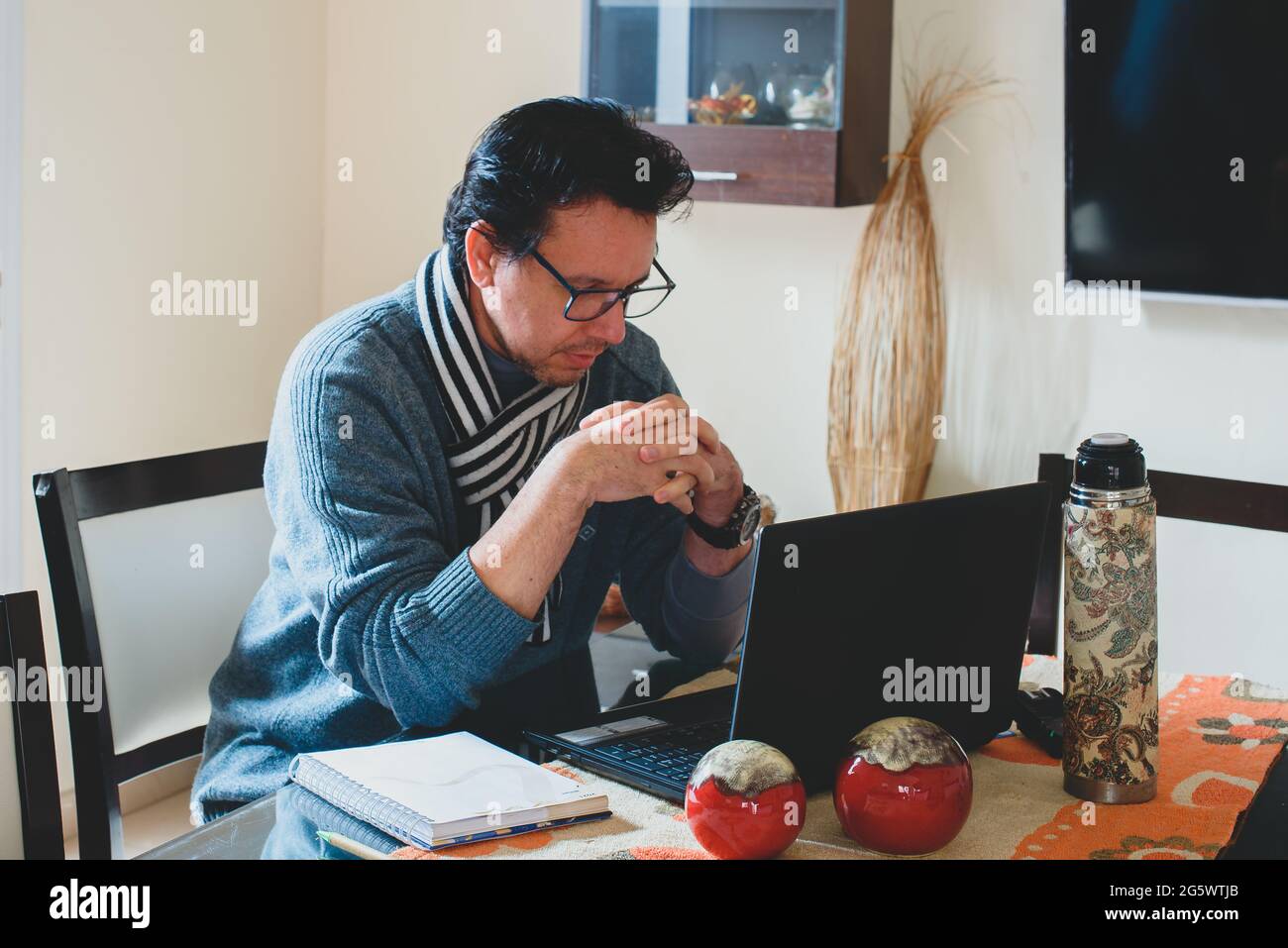 Hombre escribiendo en la mesa de madera planificando el analisis de negocio con la laptop, venta,compra, internet desde casa. Foto Stock