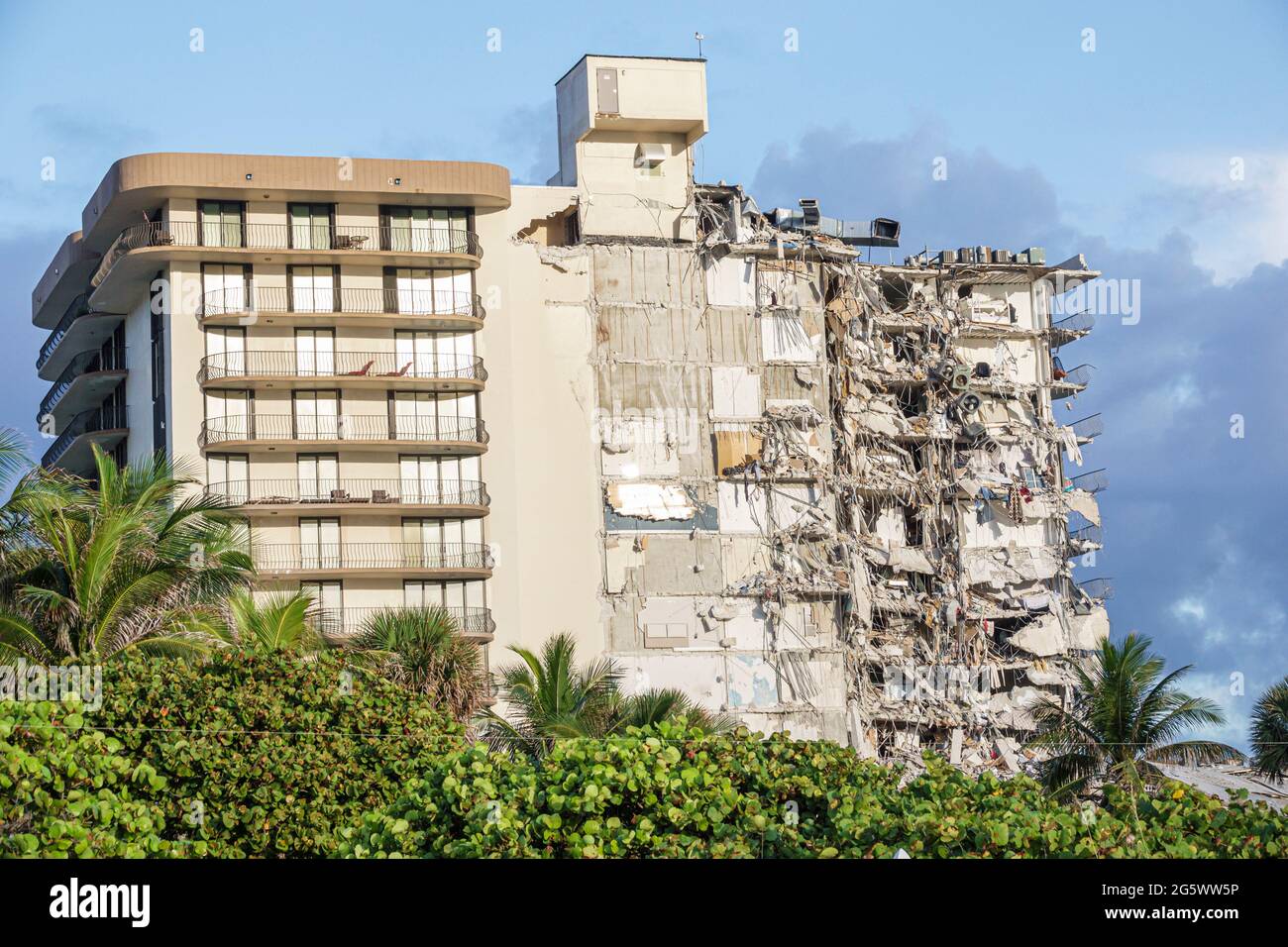 Miami Beach Florida Surfside Champlain Towers condominio edificio crollo crollò danni dopo Foto Stock