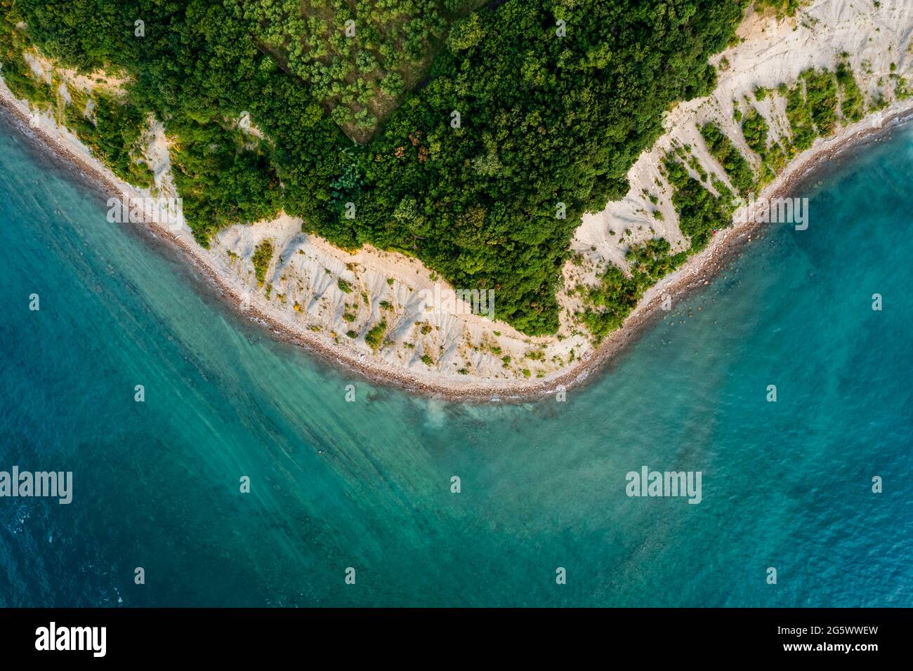 Vista aerea sulla baia della luna slovenia. Spiaggia unica nel mare adriatico vicino alla città di Pirano. Bella natura intoccabile. Ha solo un senso giù a th Foto Stock