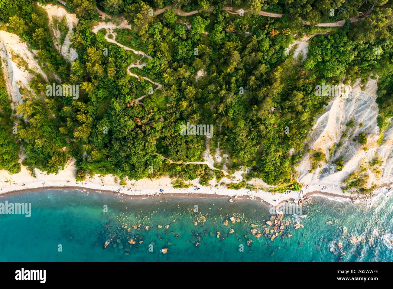 Vista aerea sulla baia della luna slovenia. Spiaggia unica nel mare adriatico vicino alla città di Pirano. Bella natura intoccabile. Ha solo un senso giù a th Foto Stock