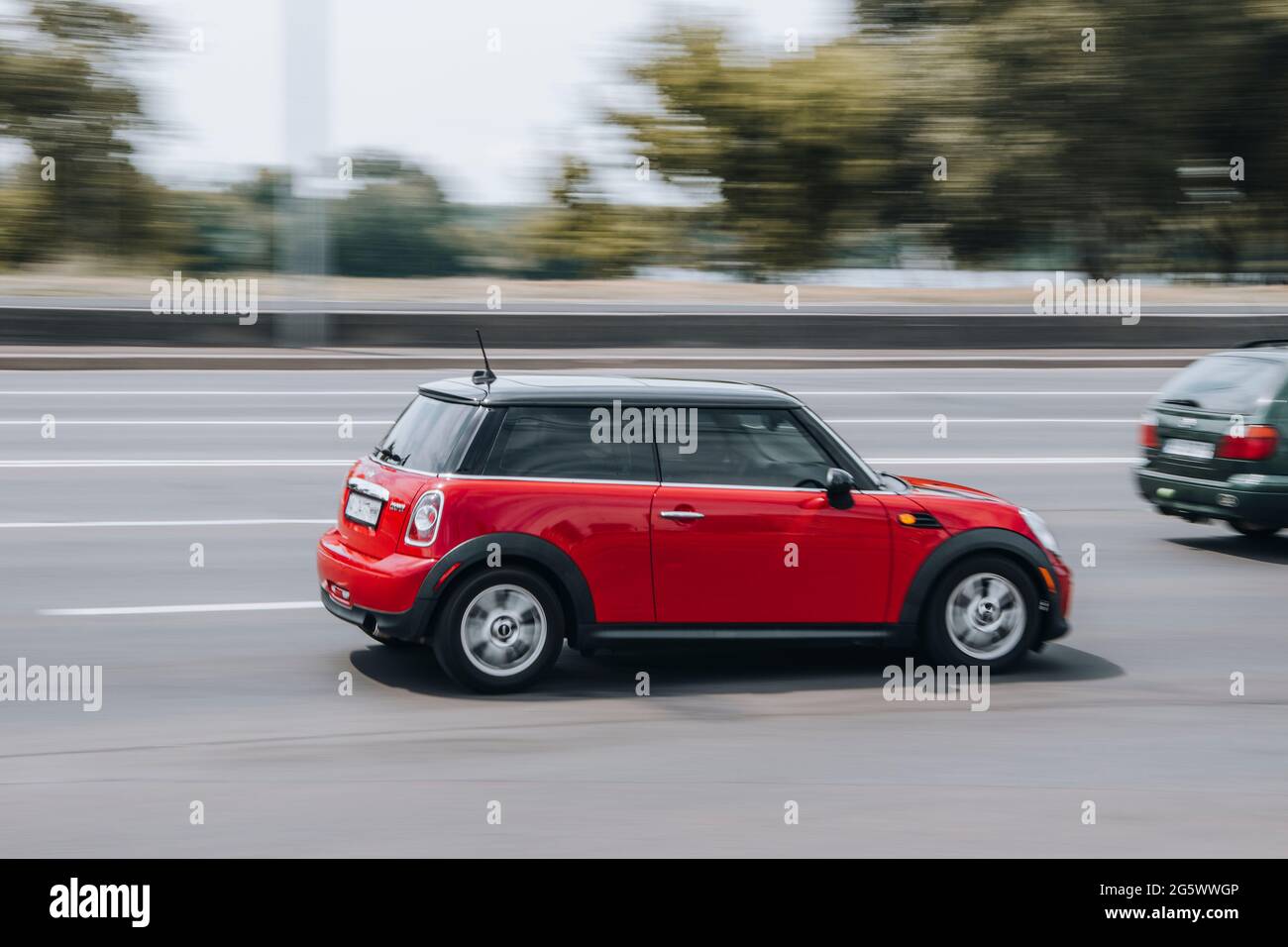 Ucraina, Kiev - 27 giugno 2021: Auto rossa MINI Hatch in movimento per la strada. Editoriale Foto Stock