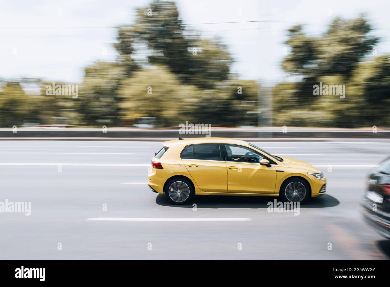 Ucraina, Kiev - 27 giugno 2021: Giallo Buick Regal auto in movimento per la strada. Editoriale Foto Stock