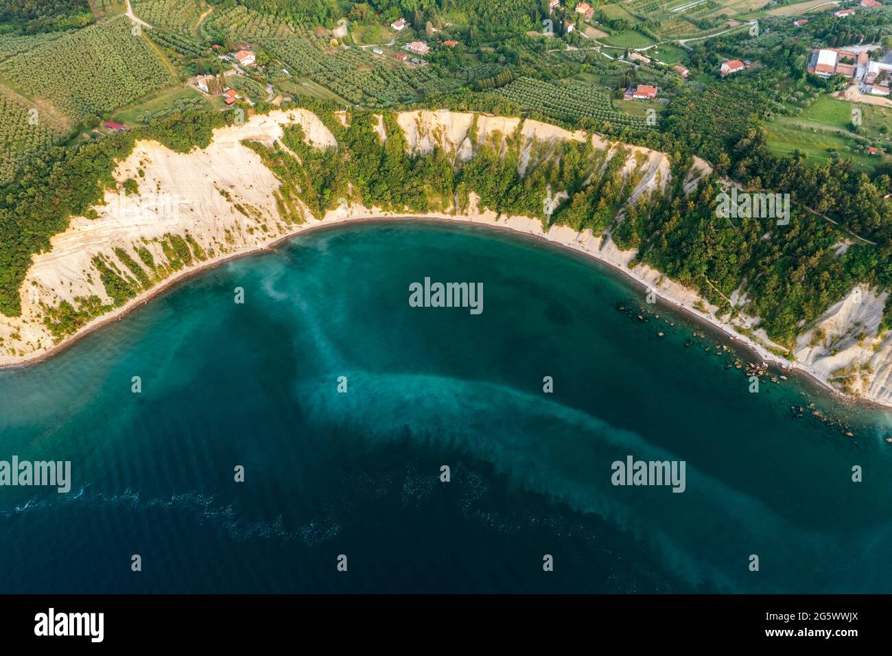Vista aerea sulla baia della luna slovenia. Spiaggia unica nel mare adriatico vicino alla città di Pirano. Bella natura intoccabile. Ha solo un senso giù a th Foto Stock