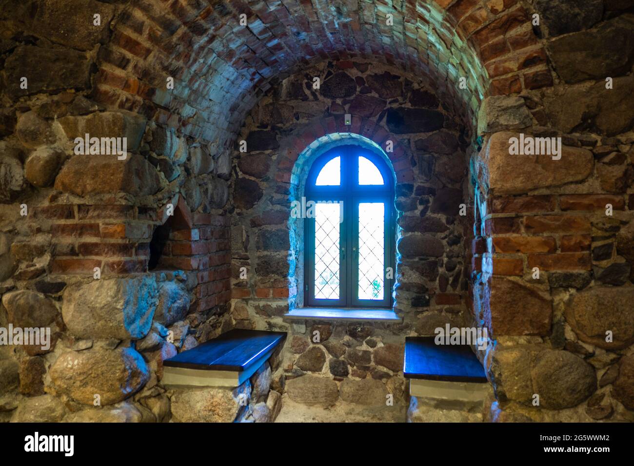 Finestra nella Sala interna del Castello di pietra medievale Foto Stock