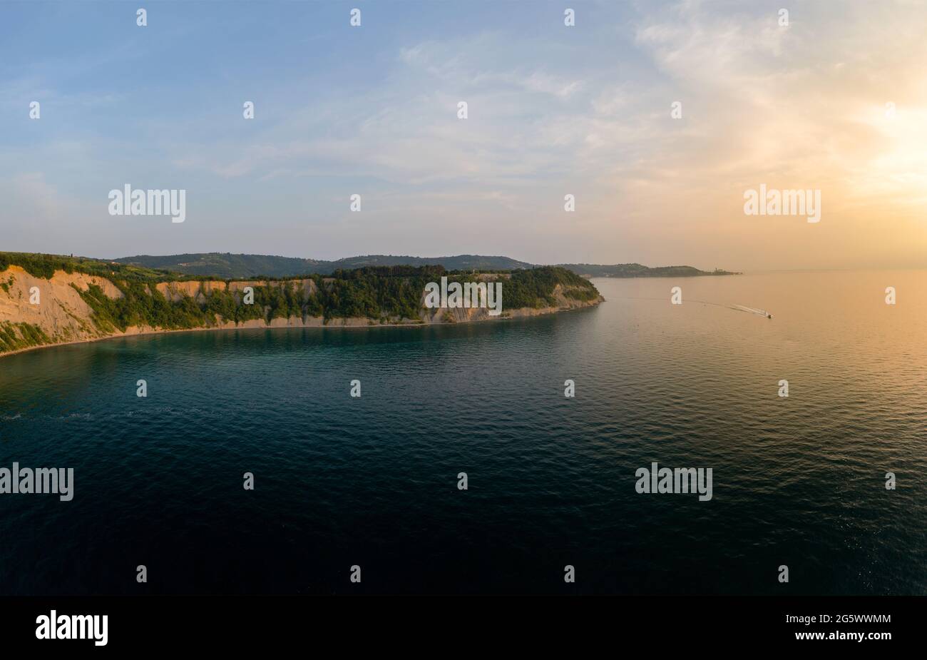 Vista aerea sulla baia della luna slovenia. Spiaggia unica nel mare adriatico vicino alla città di Pirano. Bella natura intoccabile. Ha solo un senso giù a th Foto Stock