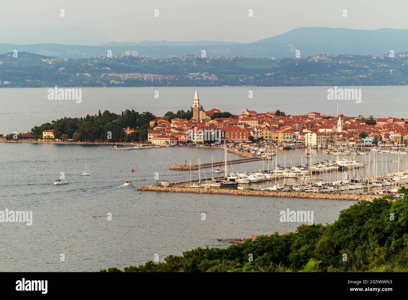 Paesaggio urbano aereo sulla città di Izola Slovenia. Unica piccola cittadina mediterranea nel mare adriatico vicino alla città di Pirano. Foto Stock