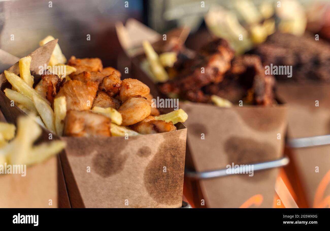 Carne alla griglia con patatine fritte. Cibo di strada. Foto Stock