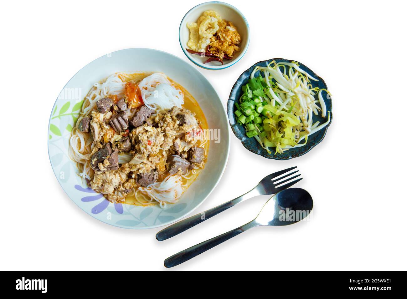 Vista dall'alto dei noodle di riso della cucina tailandese settentrionale con zuppa speziata e verdure Foto Stock