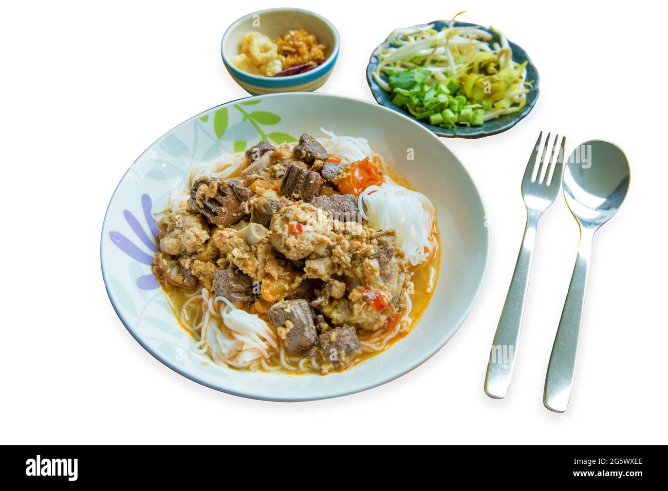 Vista dall'alto dei noodle di riso della cucina tailandese settentrionale con zuppa speziata e verdure Foto Stock