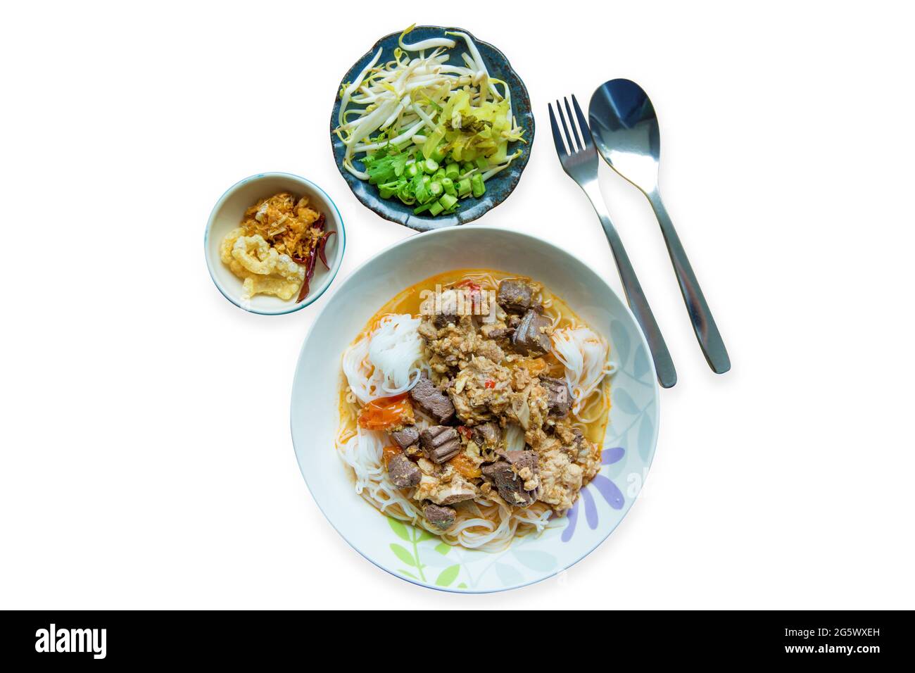 Vista dall'alto dei noodle di riso della cucina tailandese settentrionale con zuppa speziata e verdure Foto Stock